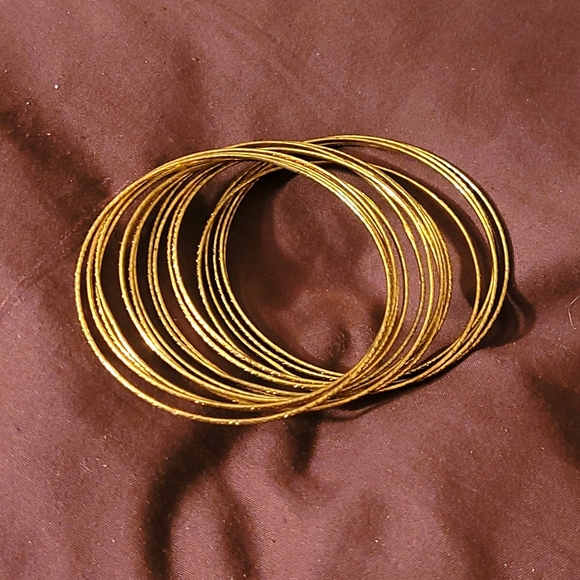 5/$25 16 gold colored bangle bracelets from the 90's - Picture 4 of 4